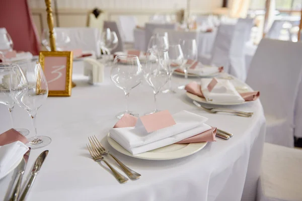 Tischset mit leerer Gästekarte, Teller mit rosa und weißen Servi — Stockfoto