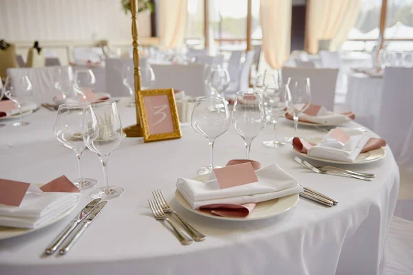 Tischset mit leerer Gästekarte, Teller mit rosa und weißen Servi — Stockfoto
