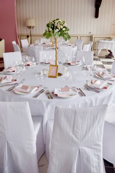 Набір столів з порожньою гостьовою карткою, тарілка з рожевим та білим сервісом — стокове фото
