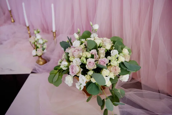 Belo arranjo floral de rosas e vegetação no chão — Fotografia de Stock