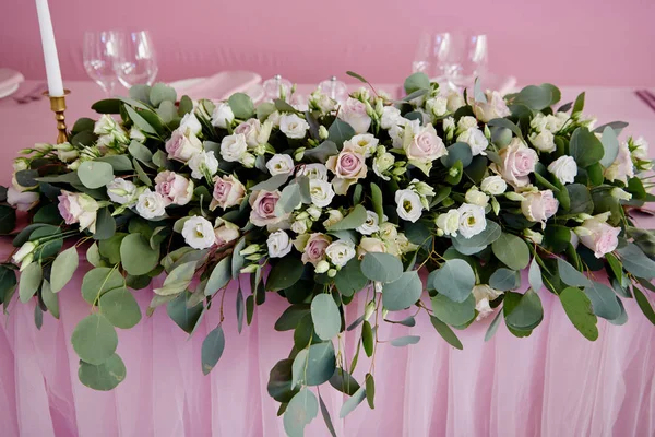 Пышная цветочная композиция на свадебном столе. Свадебный президиум в р — стоковое фото