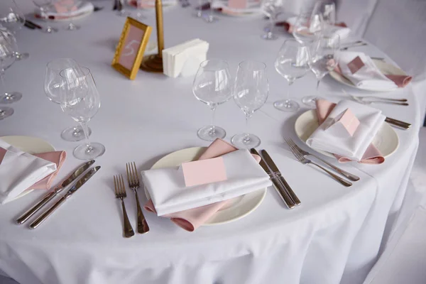 Набір столів з порожньою гостьовою карткою, тарілка з рожевим та білим сервісом — стокове фото