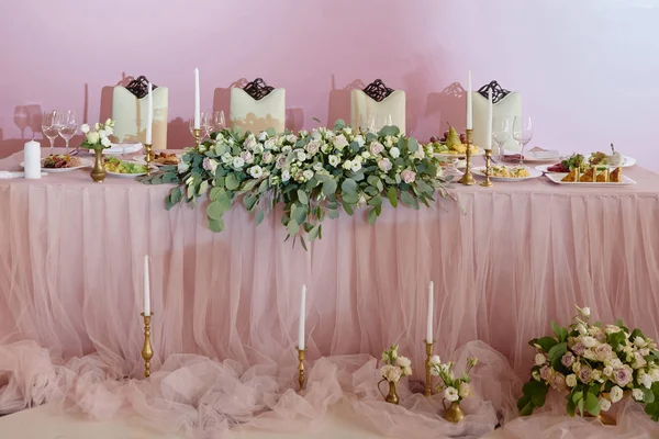 Casamento presidium em restaurante, espaço de cópia. Mesa de banquete para n — Fotografia de Stock