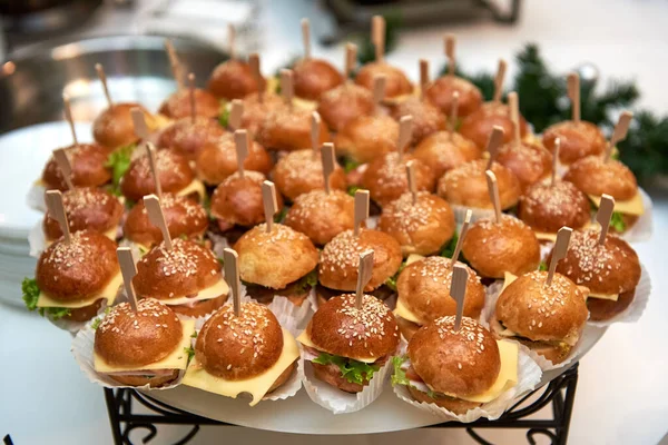 Bufet z mini hamburgerów w luksusowej recepcji weselnej, c — Zdjęcie stockowe