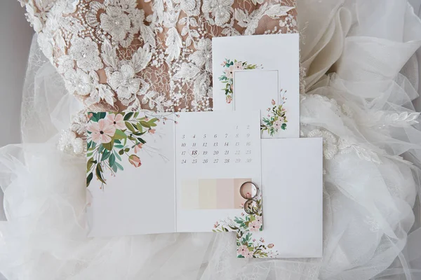 Conjunto de invitaciones de boda de lujo, anillos de boda, novia elegante — Foto de Stock