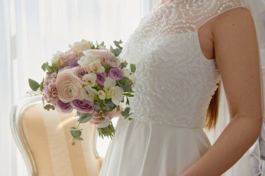 Brida 'nın yanında duran gelinlik içindeki güzel gelinin portresi.