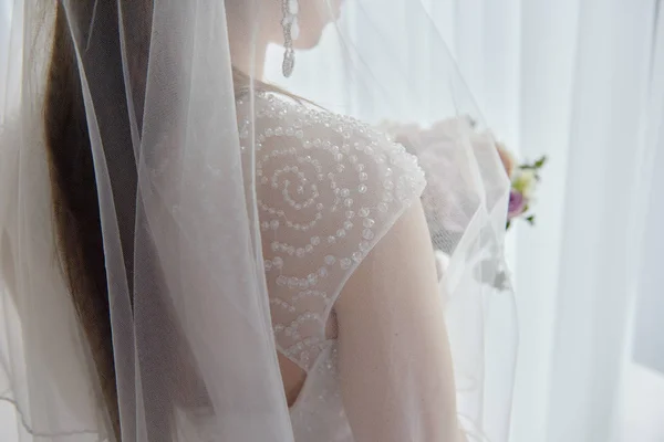 Retrato de noiva bonita em vestido de noiva de pé com buquê de noiva perto da janela no quarto, espaço de cópia. Preparação da manhã da noiva — Fotografia de Stock