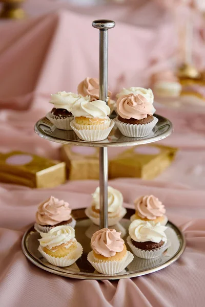 Snoepreep geserveerd met cupcakes in roze kleur, kopieerruimte. Desserttafel voor een feestje — Stockfoto