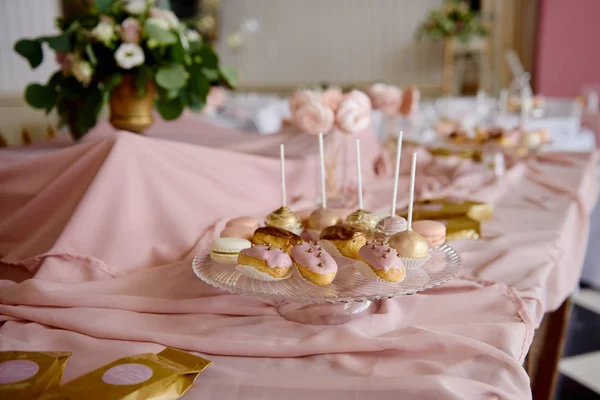 Candy bar serwowane z makaronów, choux ciasta i ciasta pop w restauracji, przestrzeń kopiowania. Tabela deser dla partii różowy kolor. — Zdjęcie stockowe