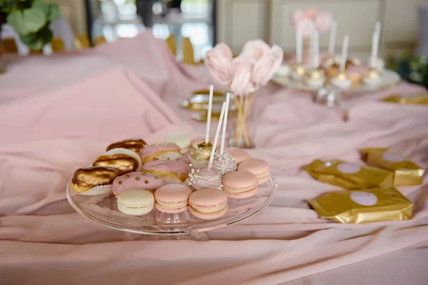 Candy bar served with macaroons, choux pastry and cake pops in restaurant, copy space. Dessert table for party  pink color. — 스톡 사진