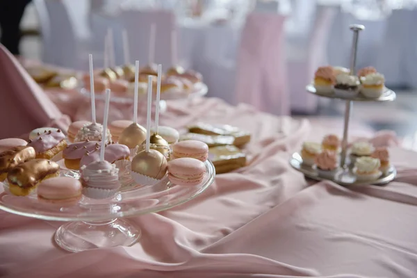 Candy bar serwowane z makaronów, choux ciasta i ciasta pop w restauracji, przestrzeń kopiowania. Tabela deser dla partii różowy kolor — Zdjęcie stockowe