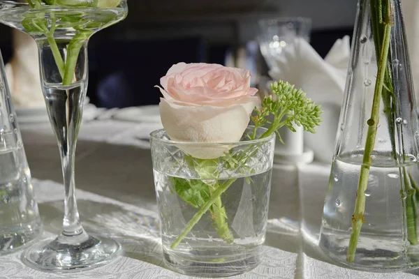 Belo arranjo floral na mesa de casamento no restaurante, espaço de cópia. Rosa rosa em vidro, de perto — Fotografia de Stock