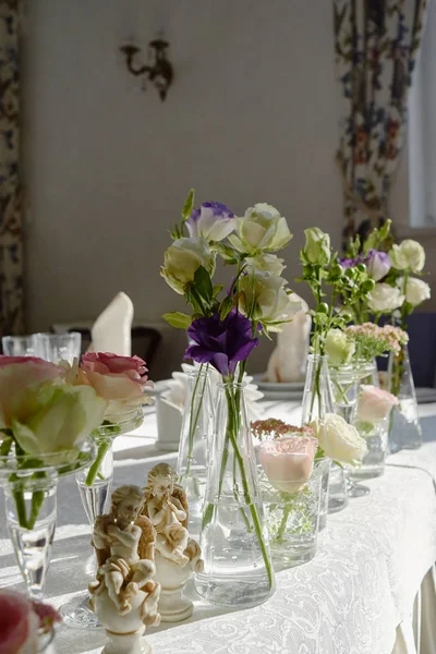 在餐厅的婚宴桌上布置漂亮的花卉,复制空间. 玻璃瓶中的粉红色玫瑰、紫色桉树和绿叶的芬芳 — 图库照片