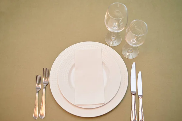 Table setting with empty white plate, napkin and cutlery on table. Menu mockup, place setting at wedding reception. — Stock Photo, Image