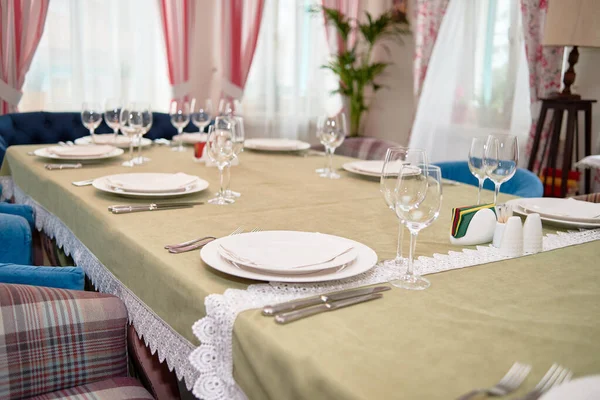 Juego de mesa con platos blancos, servilletas, cubiertos y gafas de vino o — Foto de Stock