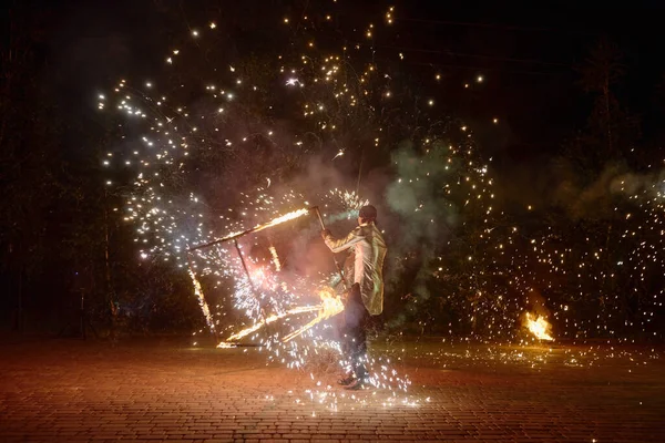 Удивительное огненное шоу на открытом воздухе, пространство для копирования — стоковое фото