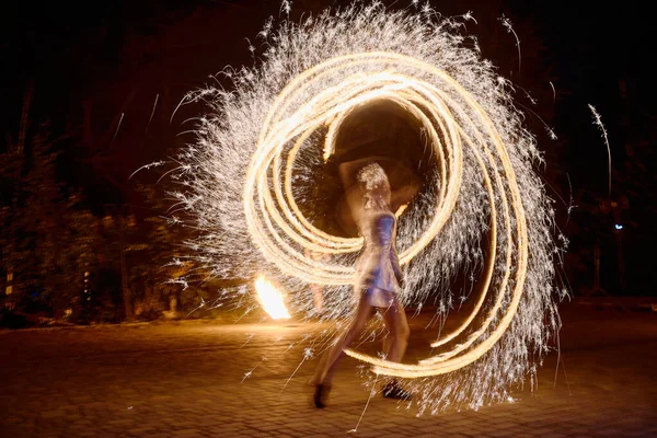 Gece açık havada inanılmaz bir yangın gösterisi, boşluğu kopyala — Stok fotoğraf