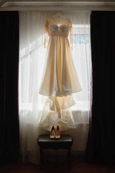 Belo Vestido Noiva Bege Pendurado Cabide Contra Janela Sapatos Cadeira — Fotografia de Stock