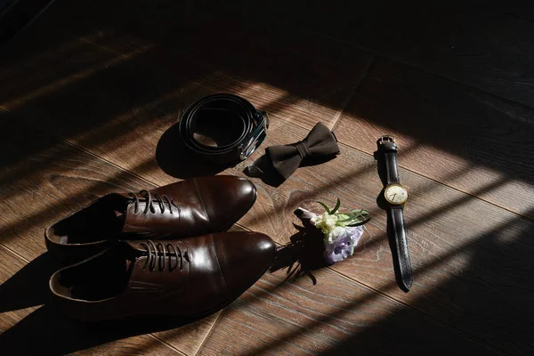Kahverengi Erkek Ayakkabılarını Papyonunu Kemerini Saatini Yaka Çiçeğini Ahşap Zemin — Stok fotoğraf