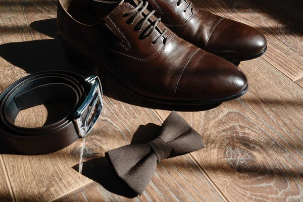 Kahverengi Erkek Ayakkabıları Papyon Ahşap Zemin Kemeri Fotokopi Alanı Modern — Stok fotoğraf