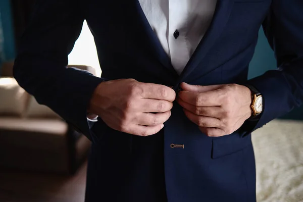 Hombre Traje Azul Abotonando Chaqueta Habitación Interior Cerca Empresario Disfrazado — Foto de Stock