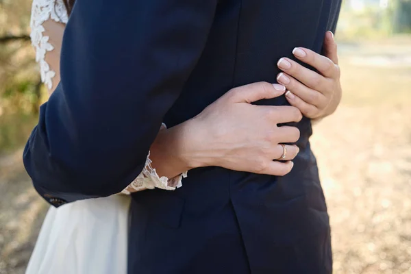 Casal Casamento Feliz Andando Jardim Espaço Cópia Close Noiva Jovem — Fotografia de Stock