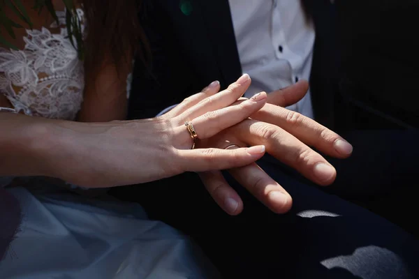 Primer Plano Recién Casados Par Manos Con Anillos Boda Espacio — Foto de Stock