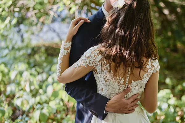Boldog Házaspár Sétál Kertben Másolják Helyet Közelkép Fiatal Menyasszony Vőlegény — Stock Fotó