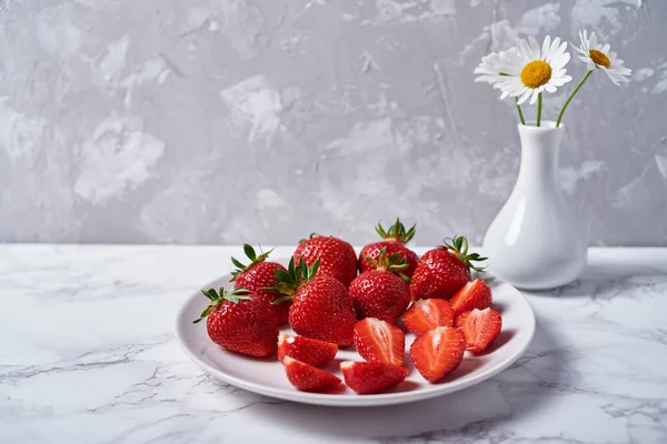 Red Ripe Strawberries White Ceramic Bowl Chamomile Flowers Vase Grey — Stock Photo, Image