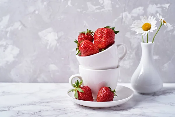 Ripe Organic Strawberries White Ceramic Bowl Chamomile Vase Gray Concrete — Stock Photo, Image