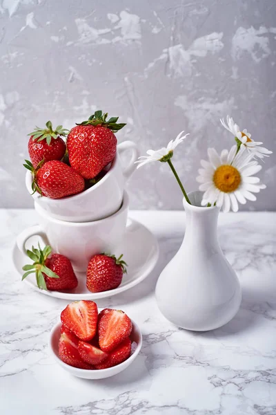 Ripe Organic Strawberries White Ceramic Bowl Chamomile Vase Gray Concrete — Stock Photo, Image