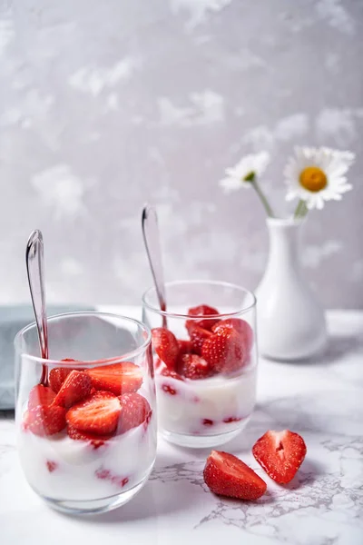 Zwei Gläser Gesunden Joghurt Mit Frisch Geschnittenen Erdbeeren Löffeln Und — Stockfoto