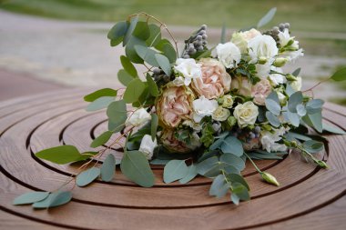 Yeşillik ve beyaz çiçek buketlerini ahşap arka planda kopyala. Gelin buketi