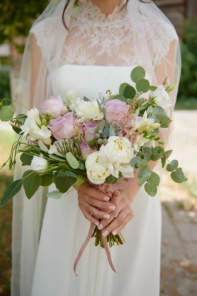 Portrait Beautiful Bride Wedding Dress Bridal Bouquet Pink White Flowers — Stock Photo, Image