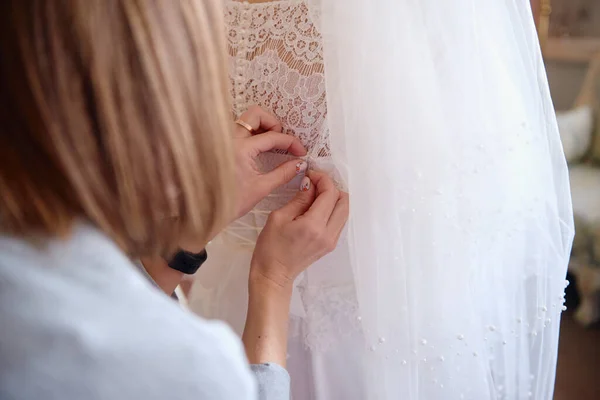 Brautjungfer Beim Befestigen Braut Kleid Kopieren Raum Braut Weißen Luxuskleid — Stockfoto
