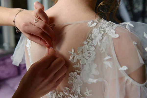 Подружка Невесты Помогает Застегнуть Платье Невесты Скопировать Пространство Невеста Белом — стоковое фото