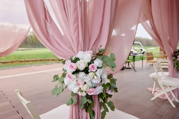 婚礼拱顶上美丽的粉红 白玫瑰 布等花卉布置 复制空间 奢华的婚礼装饰 — 图库照片