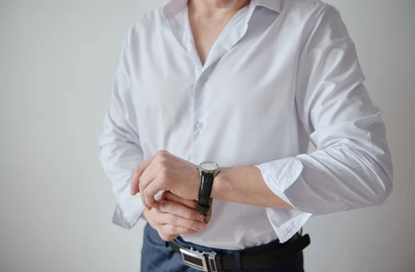 Hombre Negocios Mirando Los Relojes Mano Interior Espacio Copia Hombre — Foto de Stock