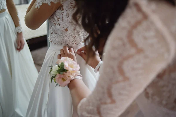 Dama Honra Ajudando Fixar Vestido Noiva Espaço Cópia Noiva Vestido — Fotografia de Stock