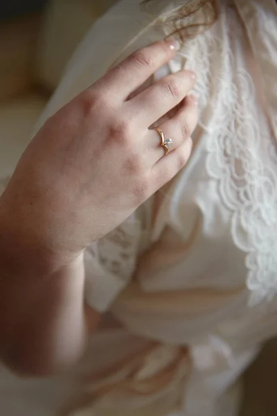 Feche Mãos Noiva Vestido Vestir Seda Que Está Perto Janela — Fotografia de Stock