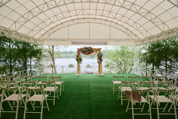 Место Свадебной Церемонии Палатке Открытом Воздухе Копировальное Место Свадебная Арка — стоковое фото