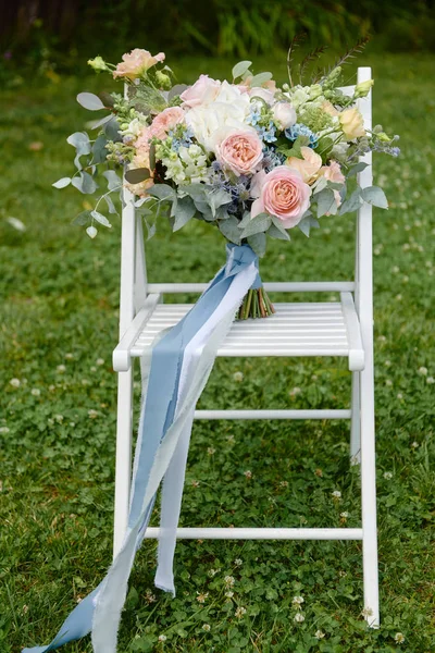 Close Bridal Bouquet Pink Roses Blue Flowers Greenery White Wood — Stock Photo, Image