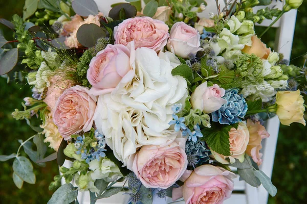 Закрываем Свадебный Букет Розовыми Цветами Голубыми Цветами Зеленью Белом Деревянном — стоковое фото