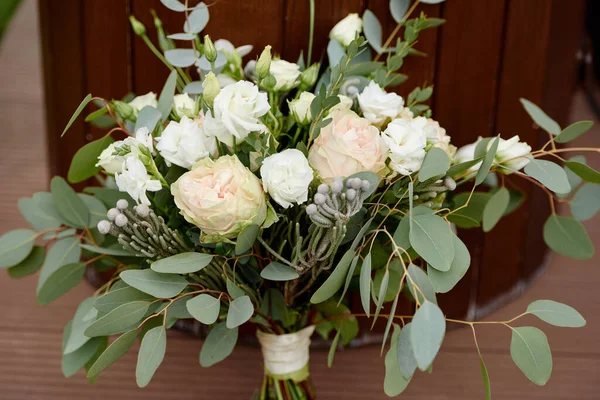 Close Exuberante Buquê Casamento Flores Brancas Vegetação Sobre Fundo Madeira — Fotografia de Stock