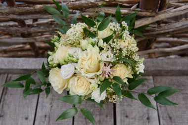 Düğün çiçeği buketini kapatın ve ahşap arka planda yeşillik, kopyalama alanı. Gelin buketi