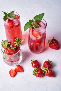Buzlu taze çilekli limonata ve masada nane şekeri, kopyalama alanı. Soğuk yaz içkisi. Meyve kokteyli ve köpüklü bardak.