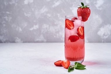 Beyaz masa arka plan üzerinde cam üstüne buz, nane ve çilek ile taze limonata, kopya alanı. Soğuk yaz içkisi. Berry kokteyl ile Köpüklü gözlük