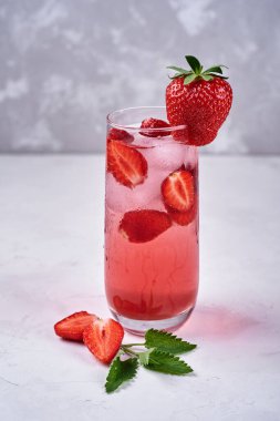 Beyaz masa arka plan üzerinde cam üstüne buz, nane ve çilek ile taze limonata, kopya alanı. Soğuk yaz içkisi. Berry kokteyl ile Köpüklü gözlük