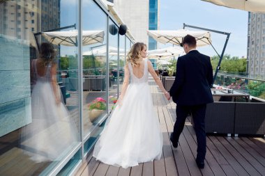 Düğün gününde mutlu gelin ve damat. Aşık düğün çifti, yeni evliler, fotokopi alanı 