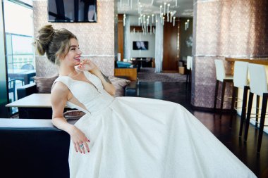 Lüks makyaj ve içeride saç stili olan gelinlik giymiş güzel bir gelinin portresi. Düğün konsepti